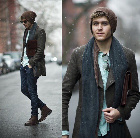 мужчина в болотном пальто, шапке и шарфе