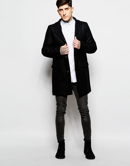 мужчина в черном пальто и зауженных брюках