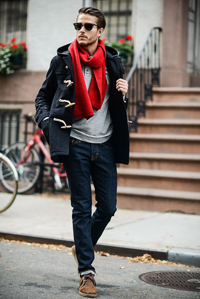 мужчина в джинсах и с красным шарфом