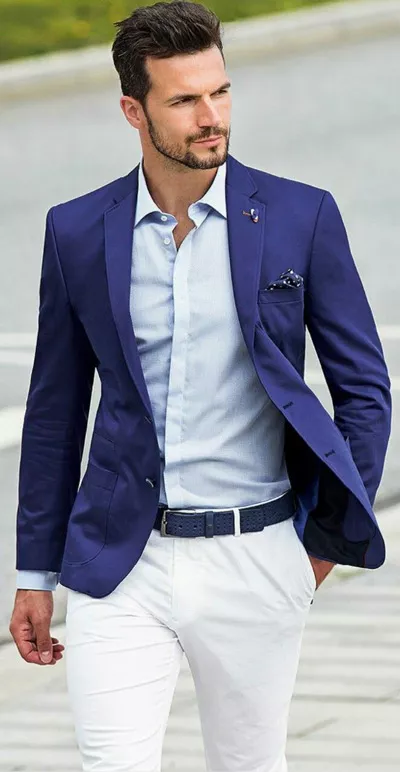 мужчина в синем пиджаке и белых брюках