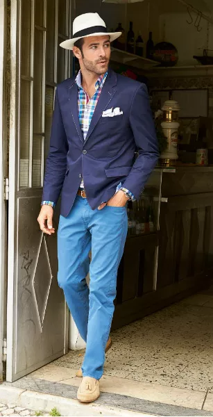 мужчина в синем пиджаке и голубых брюках