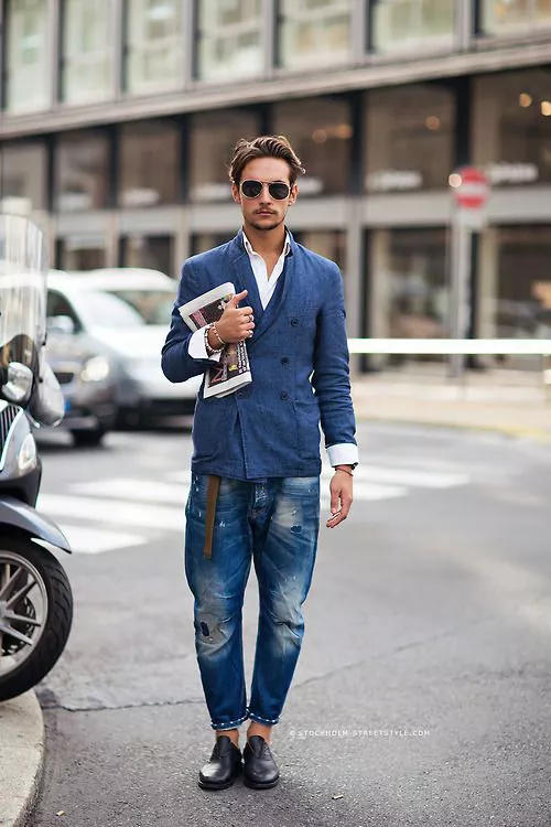 мужчинав синем пиджаке и модных джинсах