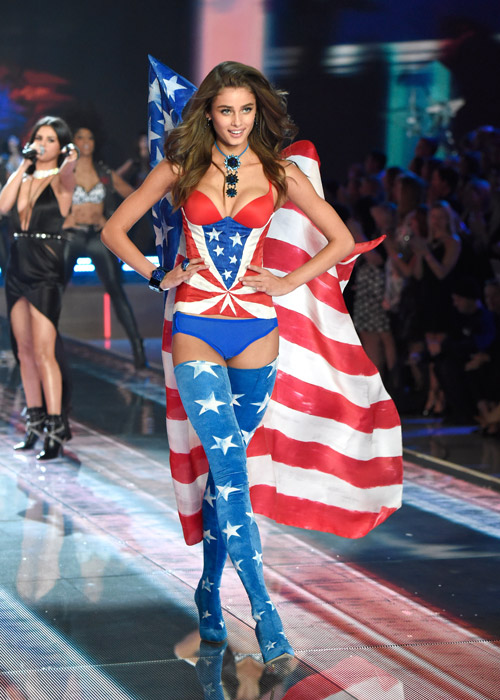 Taylor Hill в корсете, трусиках и чулках цвета американского флага от виктории сикрет