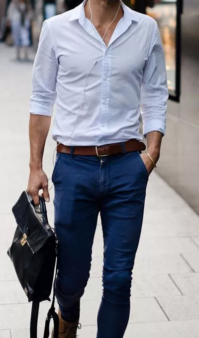 мужчина в джинсах и голубой рубашке