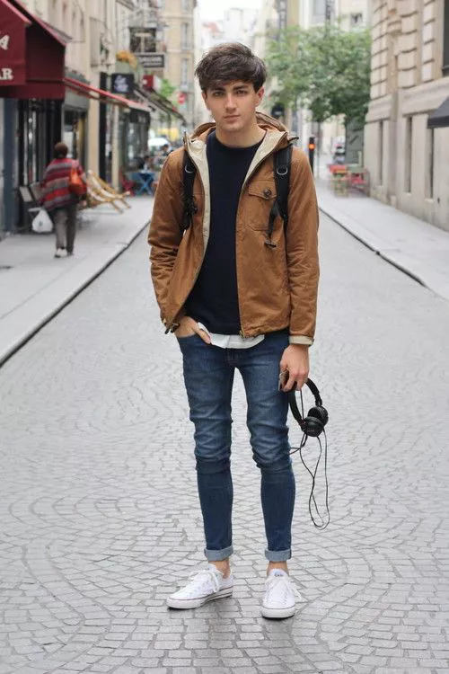 мужчина в джинсах и коричневой куртке
