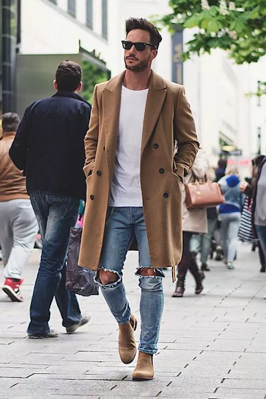 мужчина в рваных джинсах и пальто