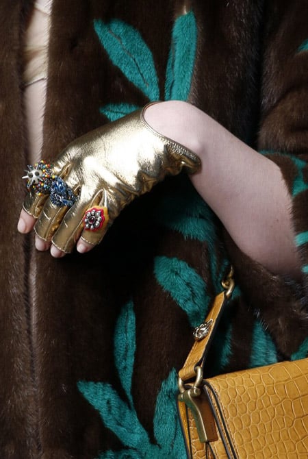 Яркие перчатки без пальцев 2 Gucci - тенденции аксессуаров весна/лето 2016