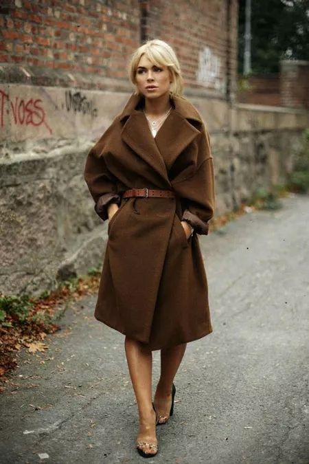 Девушка в оригинальном коричневом пальто