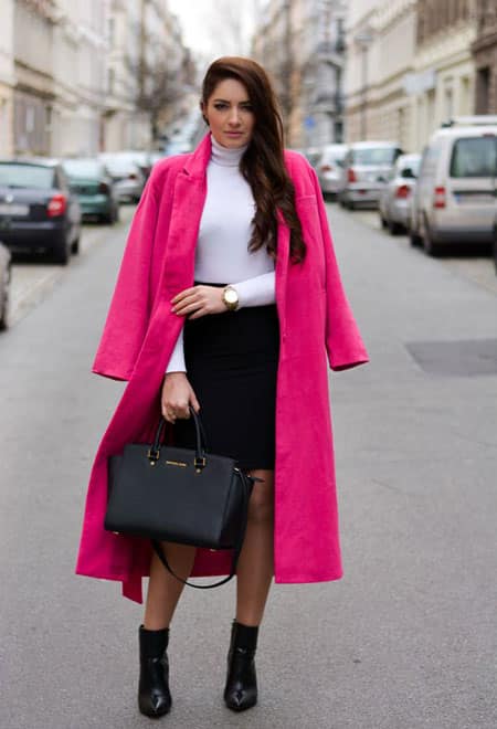 Девушка в розовом пальто