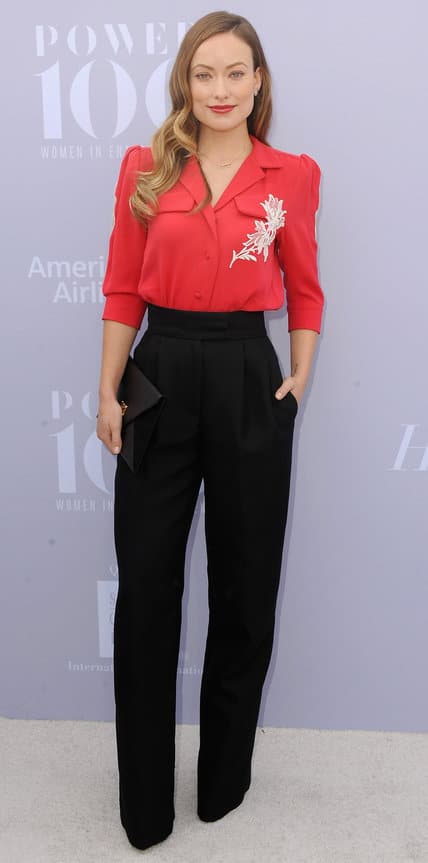 Оливия Уайлд в черных брюках и красной блузе