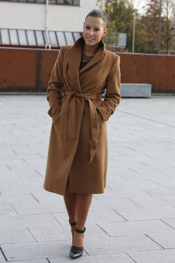 Девушка в светло-коричневом пальто