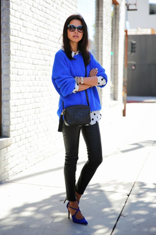 Девушка в кожаных штанах, туфлях и синем свитере
