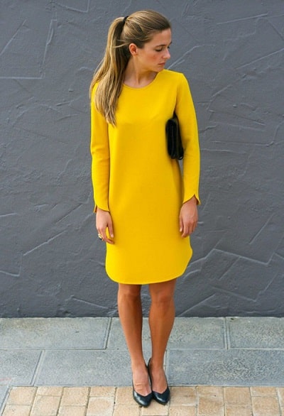 Девушка в прямом желтом платье