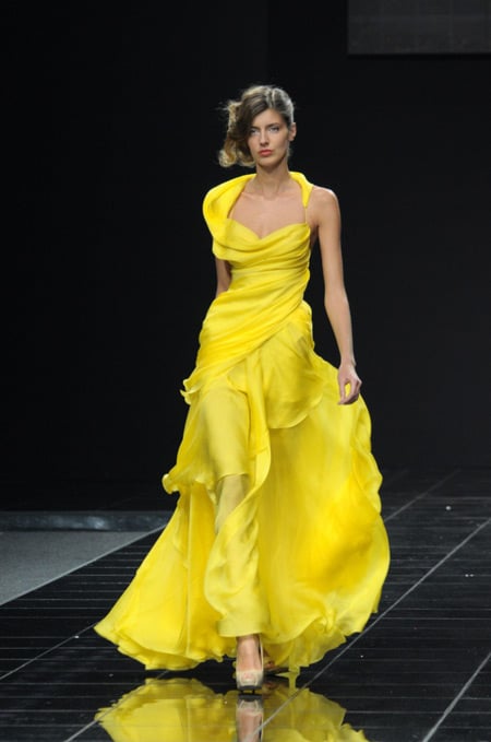 Девушка в шикарном желтом платье