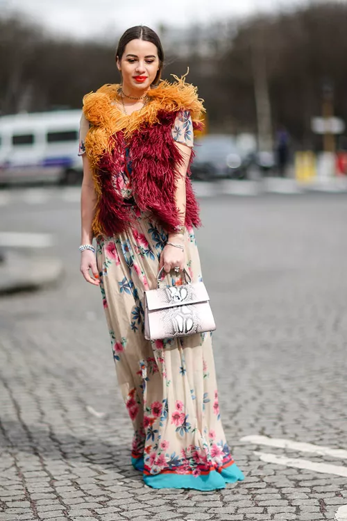 Девушка вплатье в цветочек и меховой разноцветной жилетке