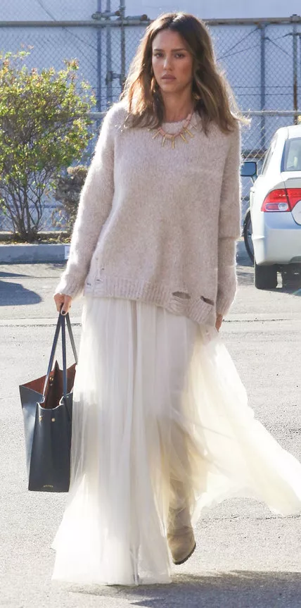 Джессика Альба в белой юбке макси и свитере