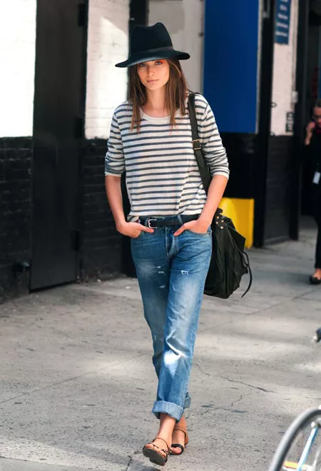 Девушка в джинсах, полосатой кофте и сандалиях