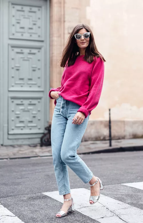 Девушка в джинсах и ярком свитере