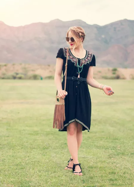 Девушка в черном платье бохо и сандалиях