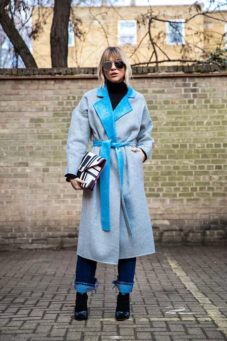 Девушка в джинсах,черной водолазке и голубом пальто с поясом, неделя моды - Лондон осень/зима 2016-2017