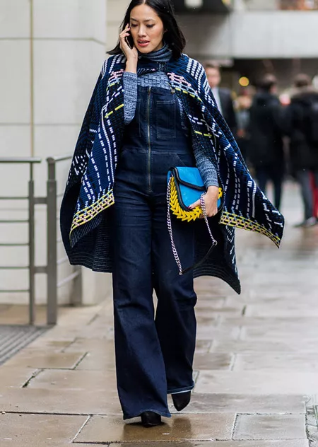 Девушка в джинсовом комбинезоне и темно синей накидке, неделя моды - Лондон осень/зима 2016-2017