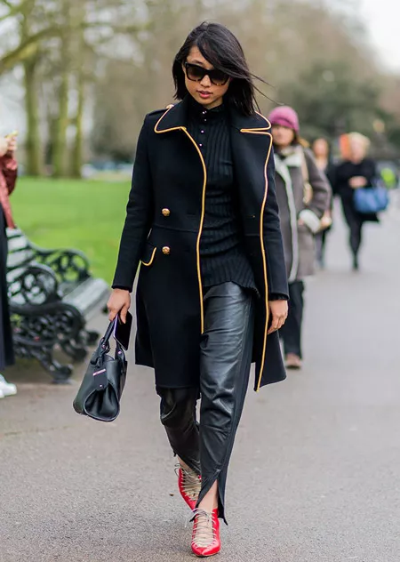 Девушка в кожанных брюках, блузка и черное пальто, неделя моды - Лондон осень/зима 2016-2017