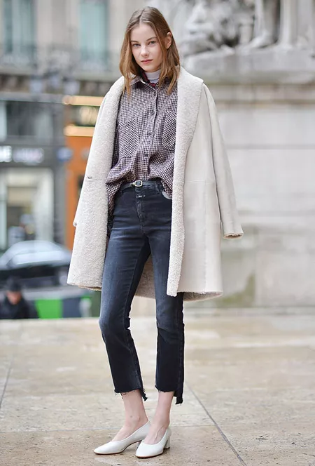Девушка в обрезанных джинсах, рубашка и светлое пальто