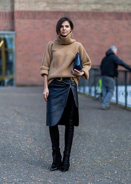 Девушка в юбке с разрезом и бежевом свитере, неделя моды - Лондон осень/зима 2016-2017