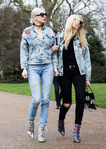 Две девушки в джинсах и голубых куртках джинсовках