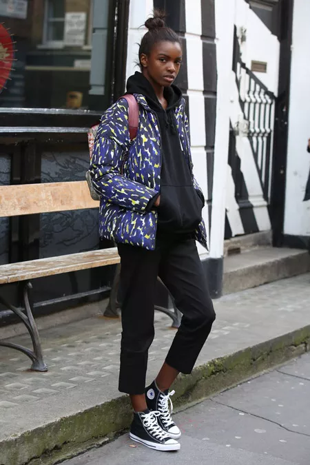Leomie Anderson в черном спортивном костме и куртке, кеды, неделя моды - Лондон осень/зима 2016-2017