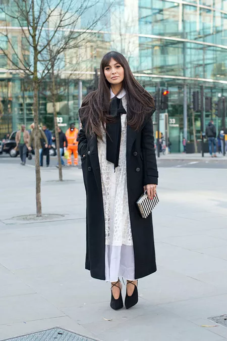 Модель в белом длинном платье и черном длинном пальто, неделя моды - Лондон осень/зима 2016-2017