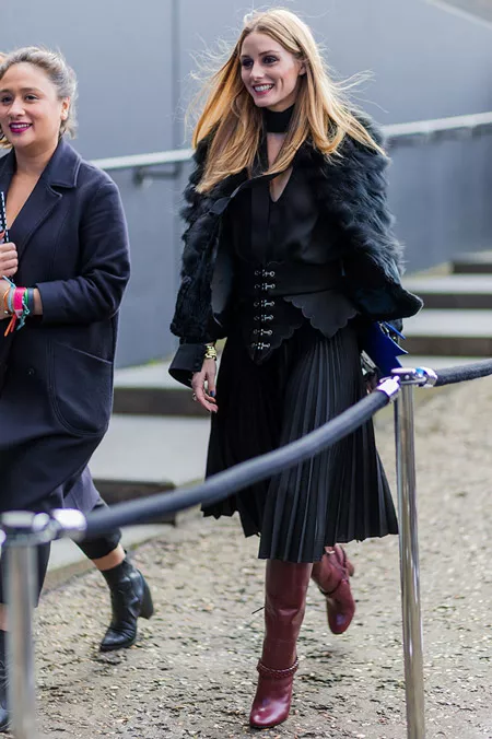Модель в черной плиссированной юбке миди, блузе и меховая шубка, неделя моды - Лондон осень/зима 2016-2017