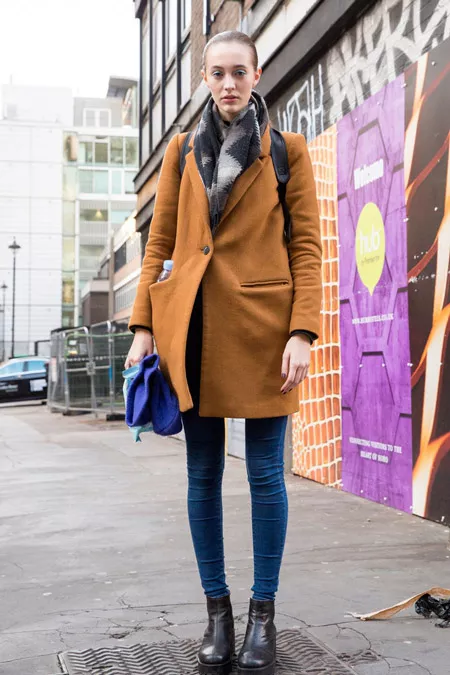 Модель в джинсах скинни и коричневом пальто прямого покроя, неделя моды - Лондон осень/зима 2016-2017