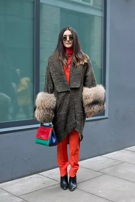 Модель в красных брюках и водолазке, вязанный кардиган с меховыми рукавами, неделя моды - Лондон осень/зима 2016-2017