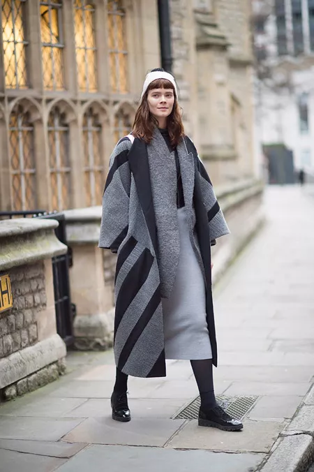 Модель в серой юбке карандащ и черно-сером длинном пальто, неделя моды - Лондон осень/зима 2016-2017