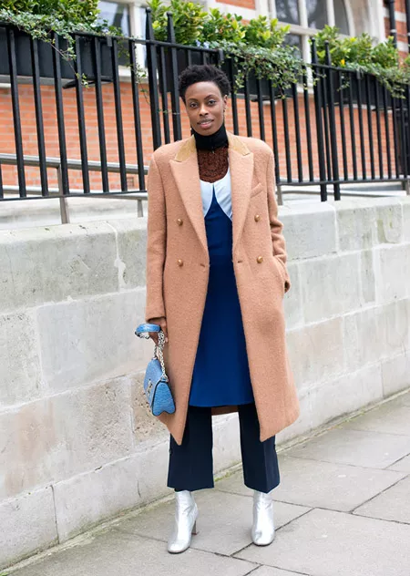 Модель в широких капри, белые сапоги, маленькая голубая сумочка и розовое пальто, неделя моды - Лондон осень/зима 2016-2017
