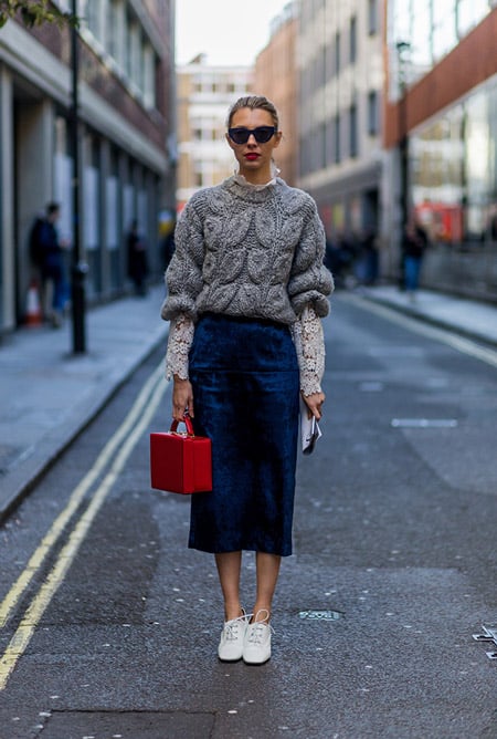 Модель в синей юбке карандаш, сером свитере и кроссовки белые, неделя моды - Лондон осень/зима 2016-2017