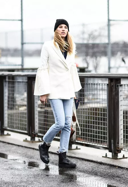 Veronika Heilbrunner в голубых джинсах, ботинках, короткое белое пальто