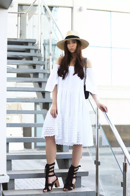 Девушка в белом платье и шляпке