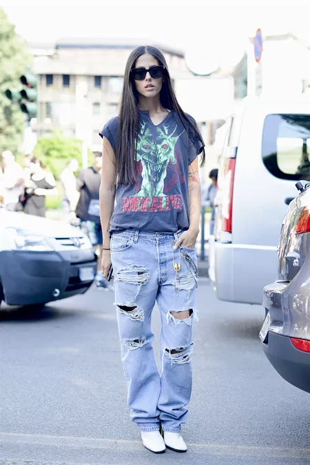 Девушка в джинсах бойфрендах и футболке с принтом