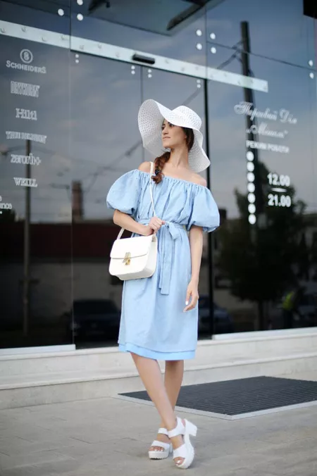 Девушка в голубом платье и шляпке