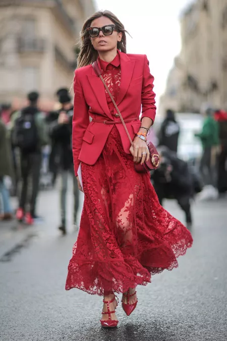 Девушка в красном платье, пиджак, сумочка и туфли, монохромный стиль