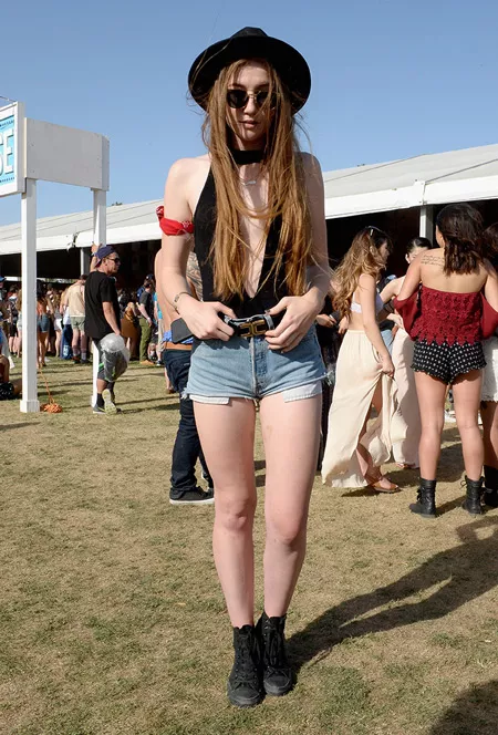 Девушка в мини шортах, черный топ с глубоким вырезом и шляпа - Коачелла 2016