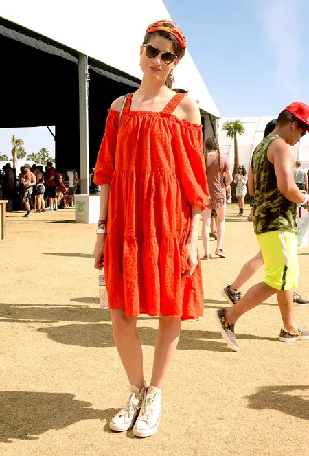 Девушка в ораньжевом платье и кедах - Коачелла 2016