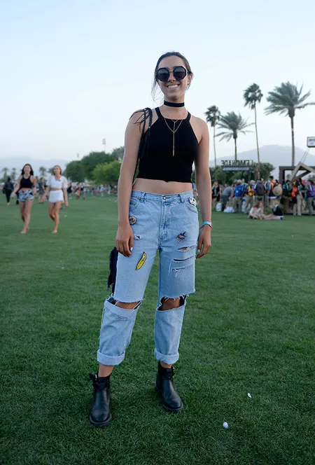Девушка в рванных джинсах, черных ботинках и кроп топ - Коачелла 2016