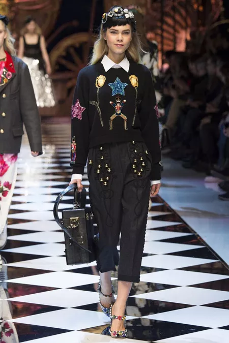  Dolce & Gabbana - широкие укороченные брюки, модные тенденции осень/зима 2016-2017