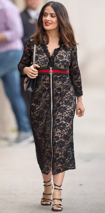 Сальма Хайек в черном кружевном платье