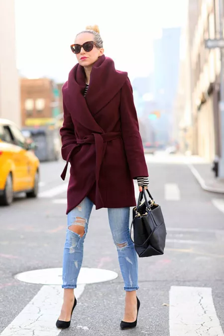 Девушка в бордовом пальто