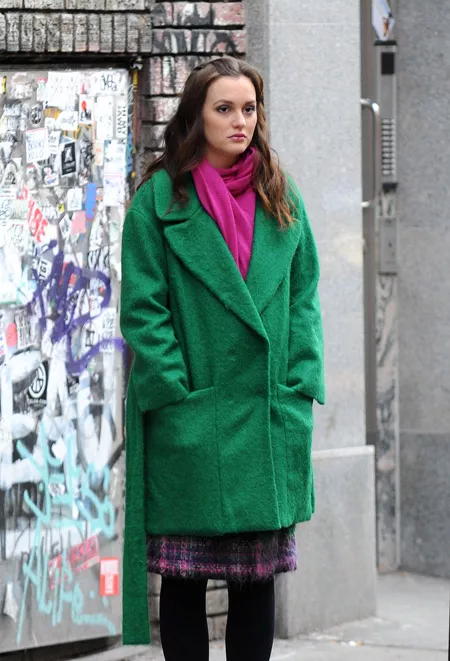Девушка в шарфике цвета фуксия и изумрудном пальто