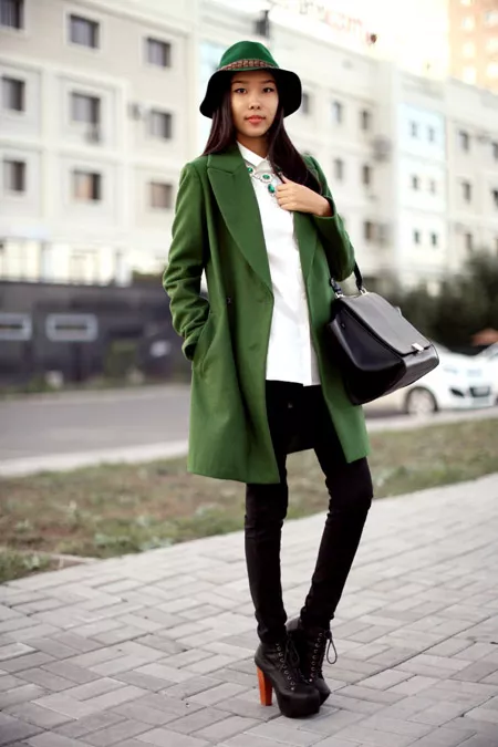Девушка в зеленом пальто и рубашке